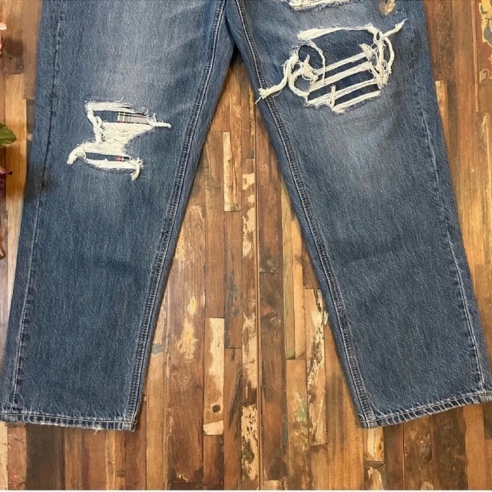 AMERICAN EAGLE NWT High Rise Distressed Plaid Patch Mom Jeans 8 - Picture 6 of 13